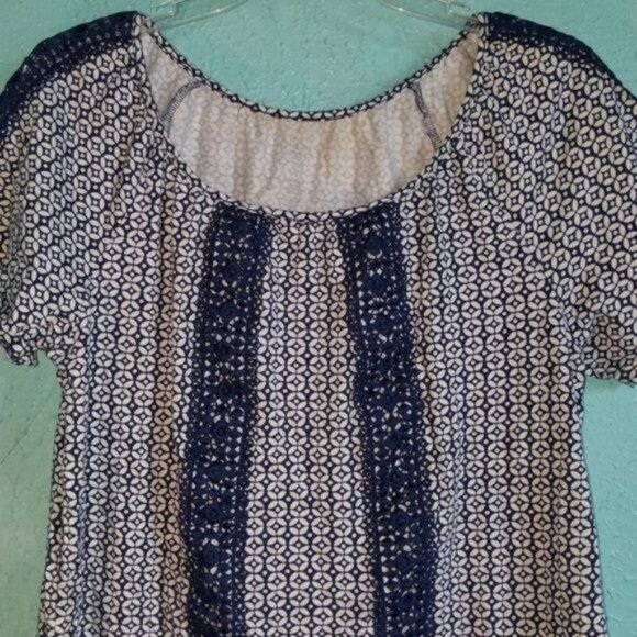 Shirt St John's Bay SHORT SLEEVE Blue White Geometric Women's WOMAN'S SIZE Large - Picture 4 of 6